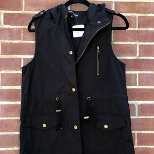 Hooded vest with gold details